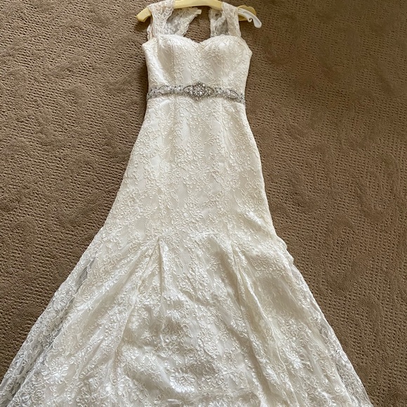 Wedding Dress - Picture 2 of 9